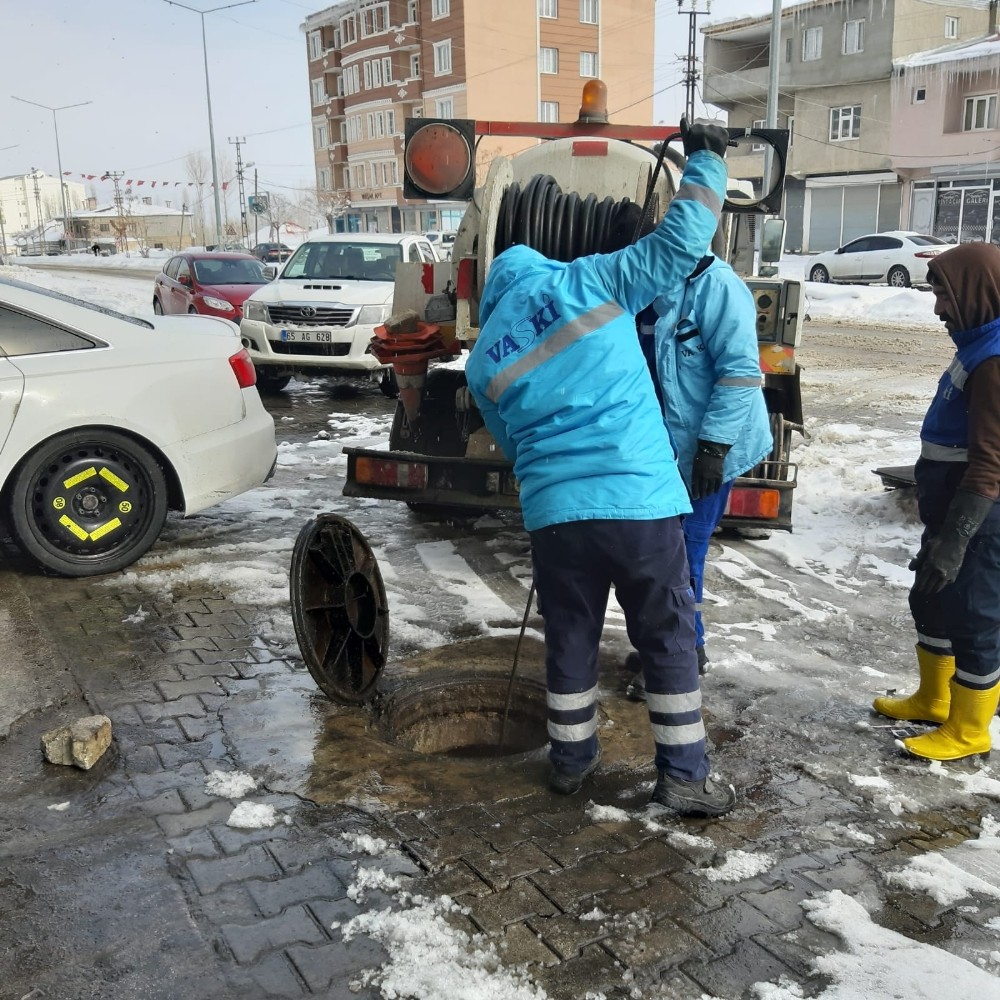 VASKİ ekipleri, soğuk ve kara rağmen hizmeti aksatmıyor 