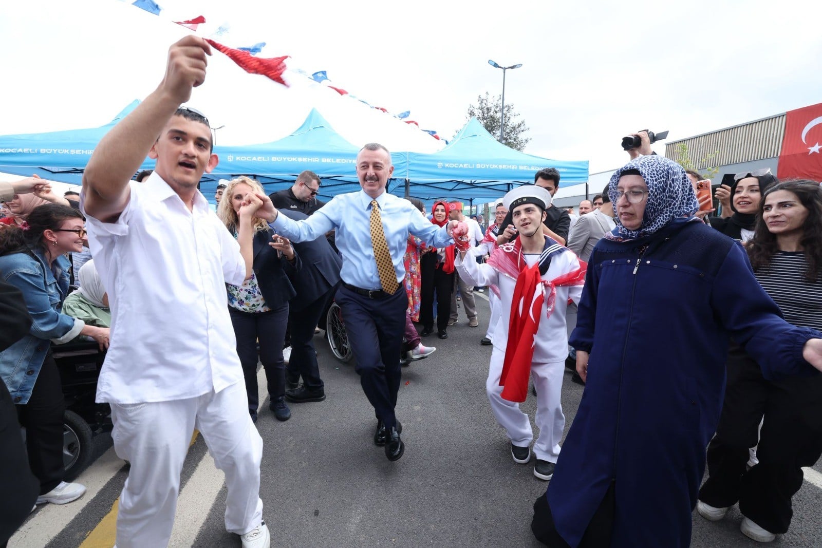 Vatan aşkıyla, çakı gibi asker oldular: Büyükakın temsili uğurlamada özel bireylerle konvoy yaptı, halay çekti