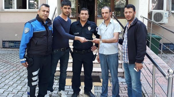 Vatandaş ATM’de bulduğu parayı polise teslim etti