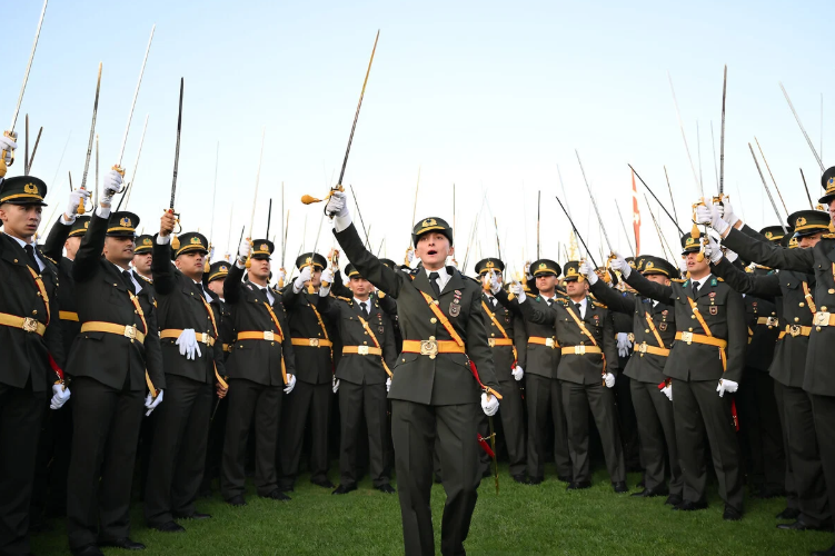 Vatandaş belediyenin ilanlarına başvurup beklesin! TSK’dan ihraç edilenlere Mansur’dan torpilli iş: Fetö’den ihraç edilene de iş verecek misin?