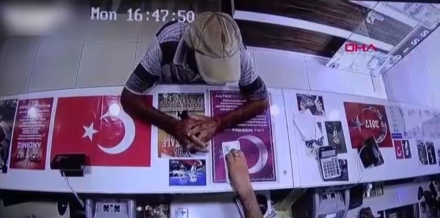 Vatandaş binlerce lirayı havaya saçtı! Turistler bile saldırdı