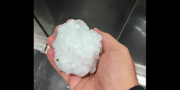 Vatandaş ceviz büyüklüğünde yağan doludan aracını böyle korumaya çalıştı