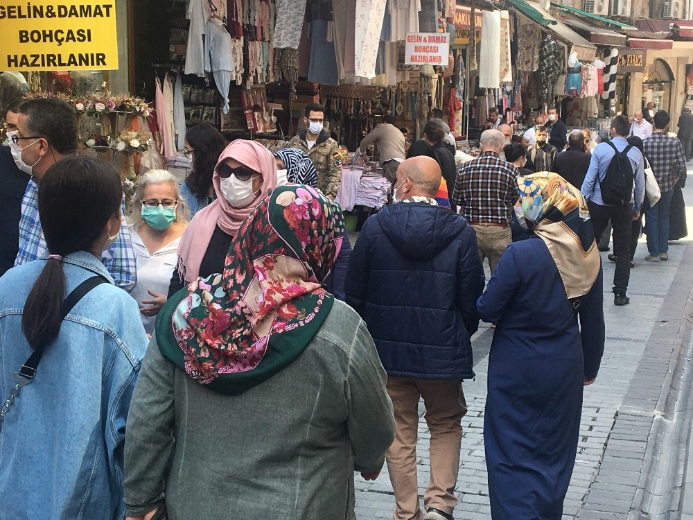Vatandaş düğün alışverişine çıktı, Mahmutpaşa eski günlerini aratmadı 