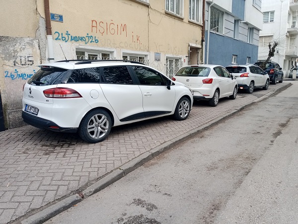 Vatandaş isyanda! Yürüyecek kaldırım yok