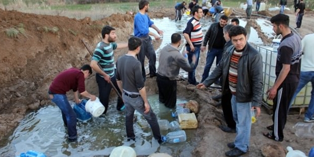 Vatandaş kovalarla petrol doldurdu!