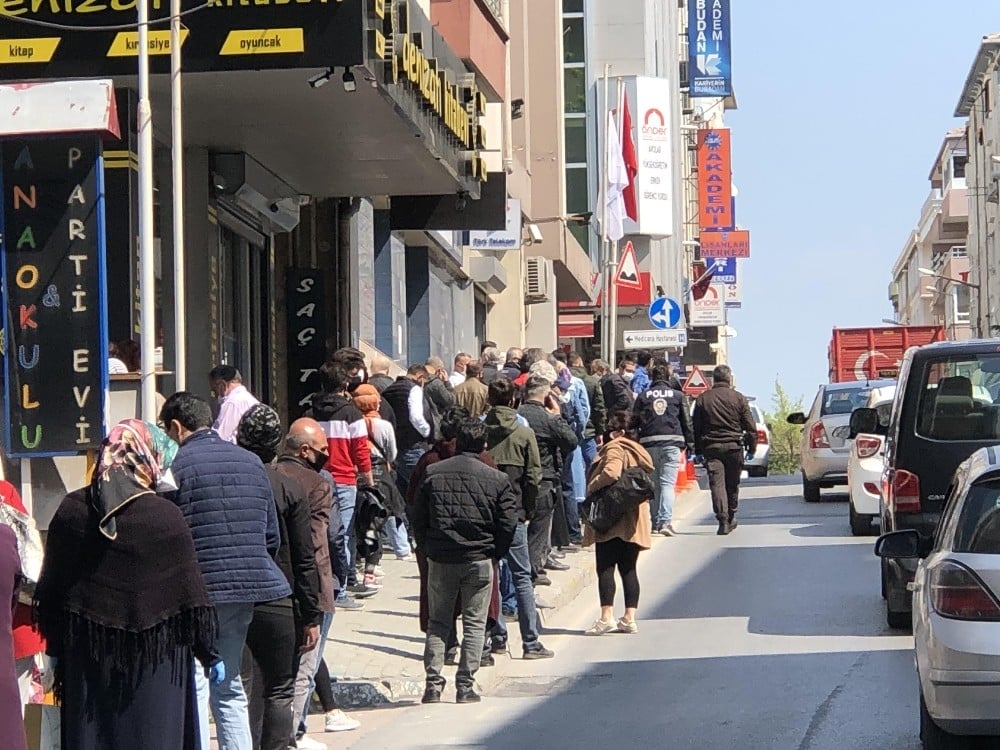 Vatandaş kurala uymadı, polis ekibi aracından inerek böyle sıraya dizdi 