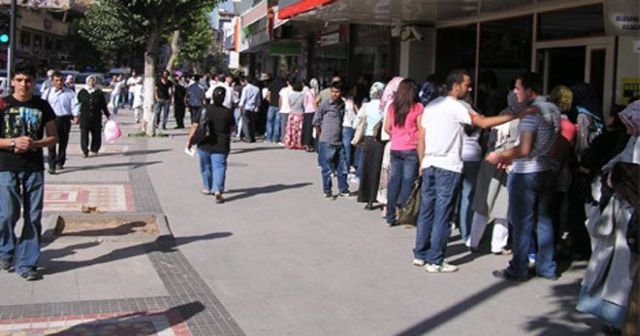 Vatandaş tatil sonrası bankalara gitti