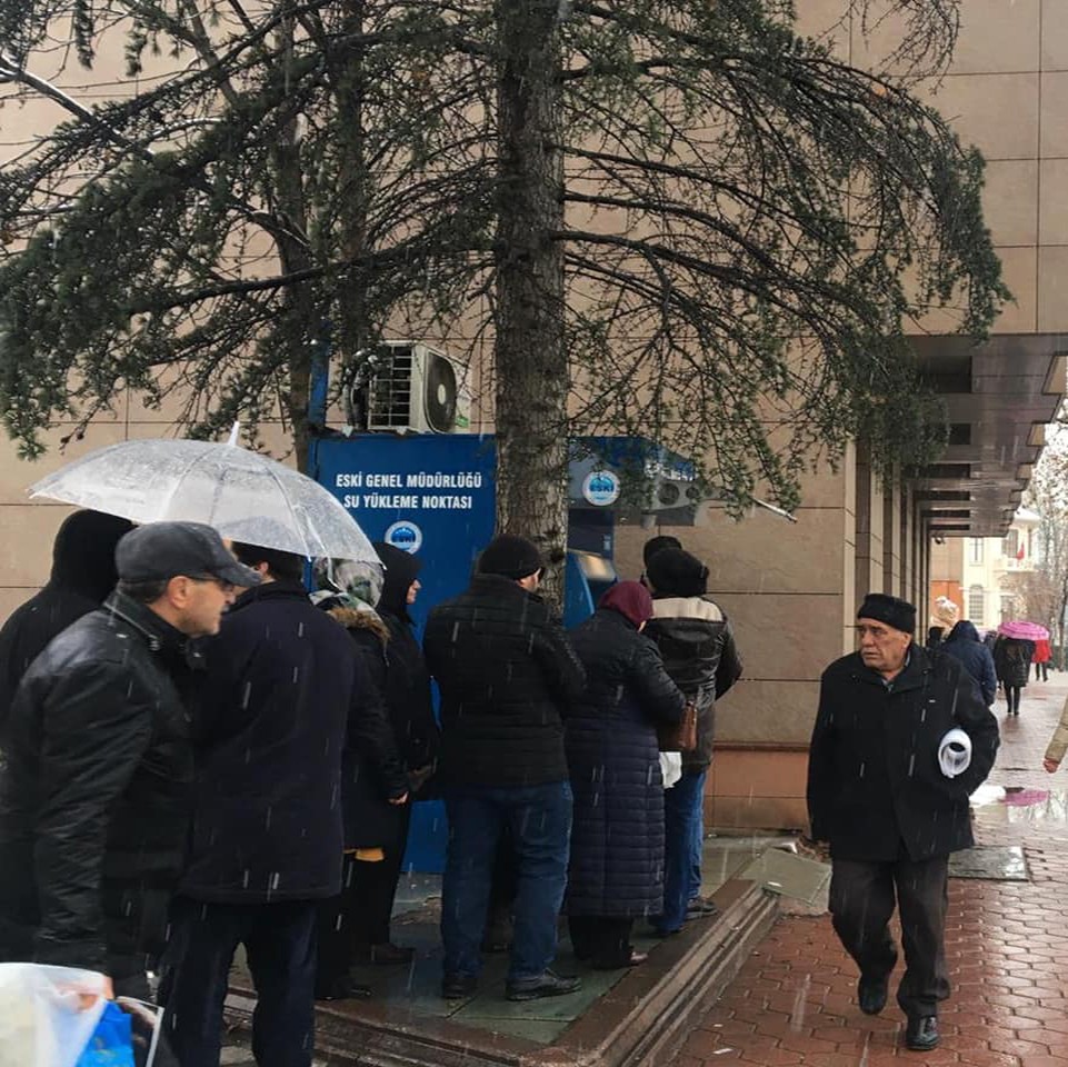 Vatandaş yılın son gününde su kuyruğunda 