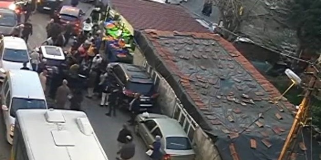 Vatandaşa İETT otobüsü çarptı, yakını otomobil ile kalabalığa daldı