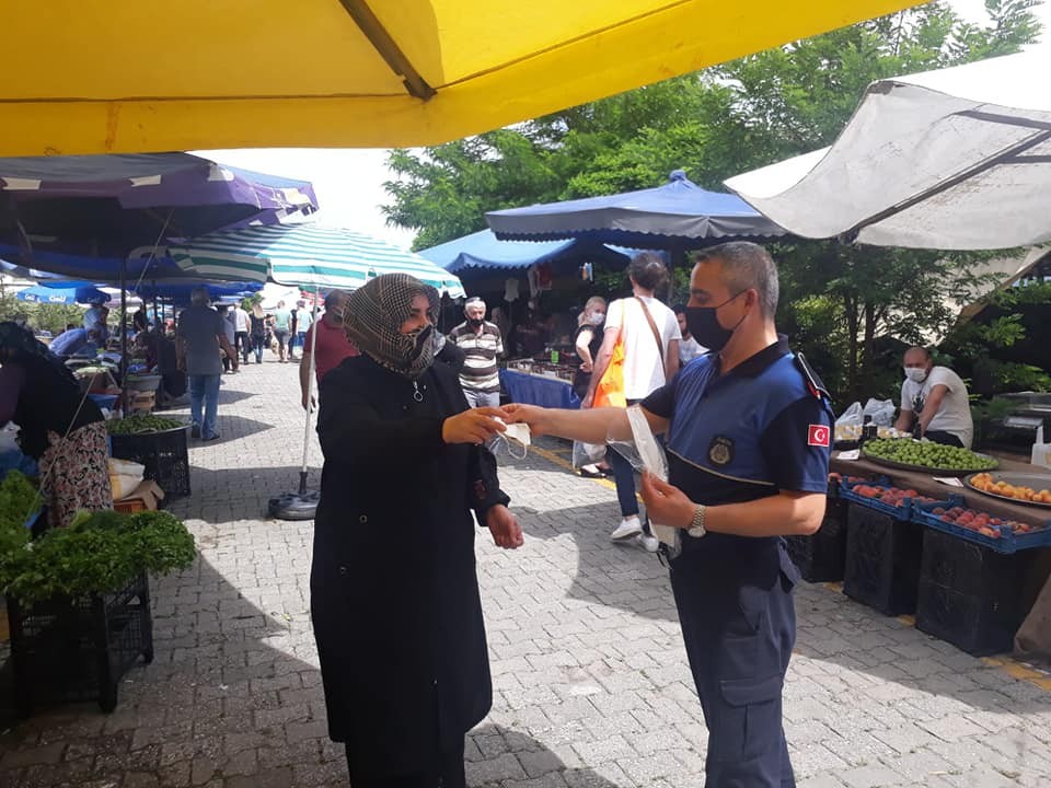 Vatandaşa pazar yerinde maske dağıtıldı 