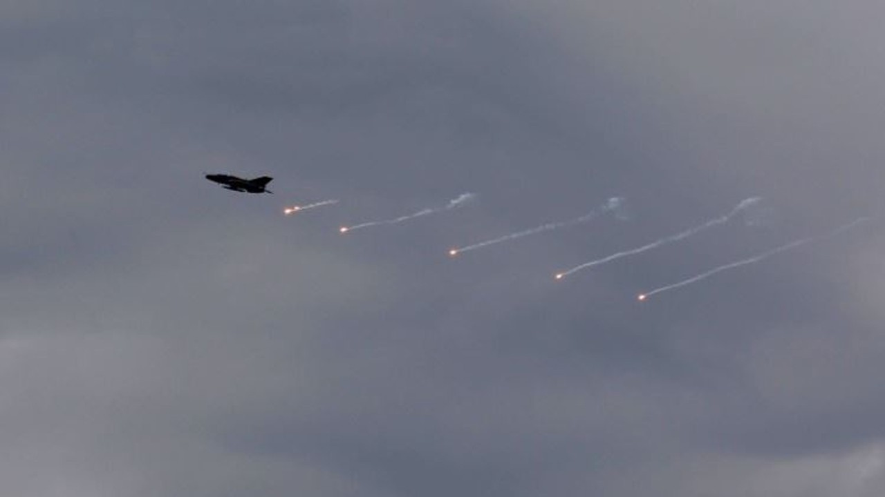 Vatandaşa uyarı, savaş uçaklarına talimat! Havadaki gizemli cisim Avrupa ülkesini ayağa kaldırdı