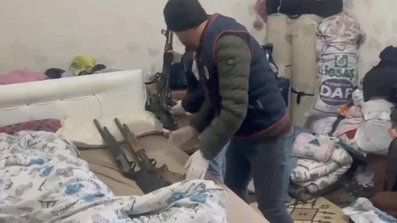 Vatandaşı tehdit etmişlerdi... Evden çıkanlara bakın!..