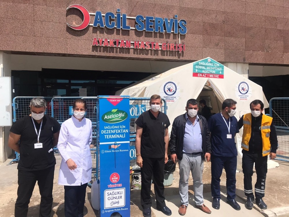 Vatandaşın sağlığı için dezenfekte makinesi hediye etti 