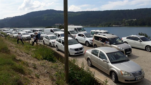 Vatandaşlar: Abant'ta araç kuyruğu 3.5 kilometre başka illere yönelin