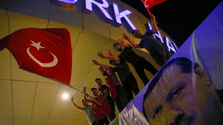 Vatandaşlar Atatürk Havalimanı önünde toplanıyor
