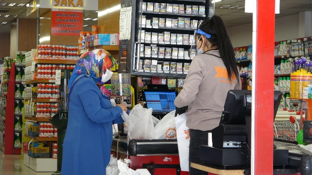 Vatandaşlar bakkal ve marketlerin kısa süreli hizmetinden yararlanıyor 