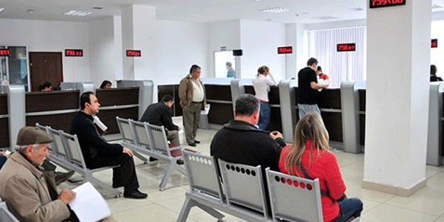 Vatandaşlar bankalara akın etti! Herkes varını yoğunu, parasını oraya koyuyor