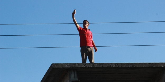 Bu köylerde kimi ağaca, kimi de çatıya çıkıyor