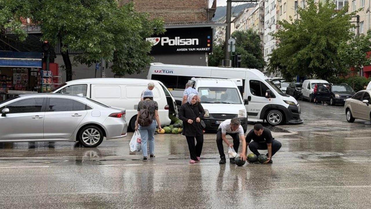Vatandaşlar bostandan toplar gibi yoldan karpuz topladı