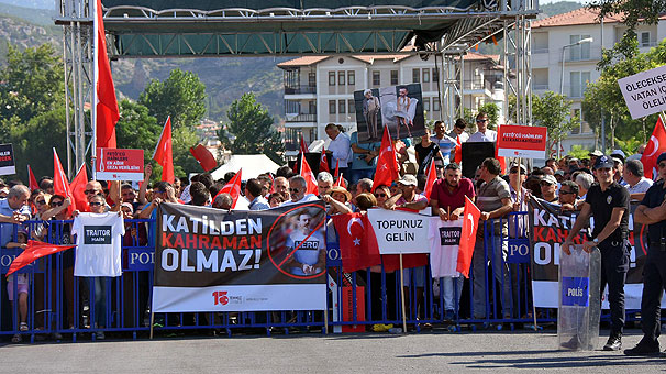 Vatandaşlar darbeci askerin o tişörtüne bugün cevap verdi!