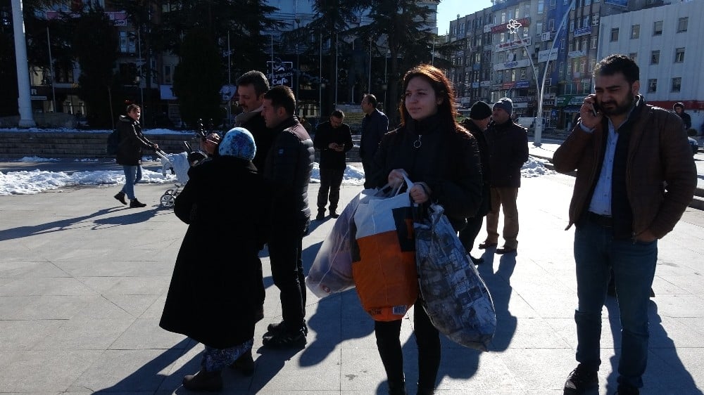 Vatandaşlar depremzedeler için seferber oldu 
