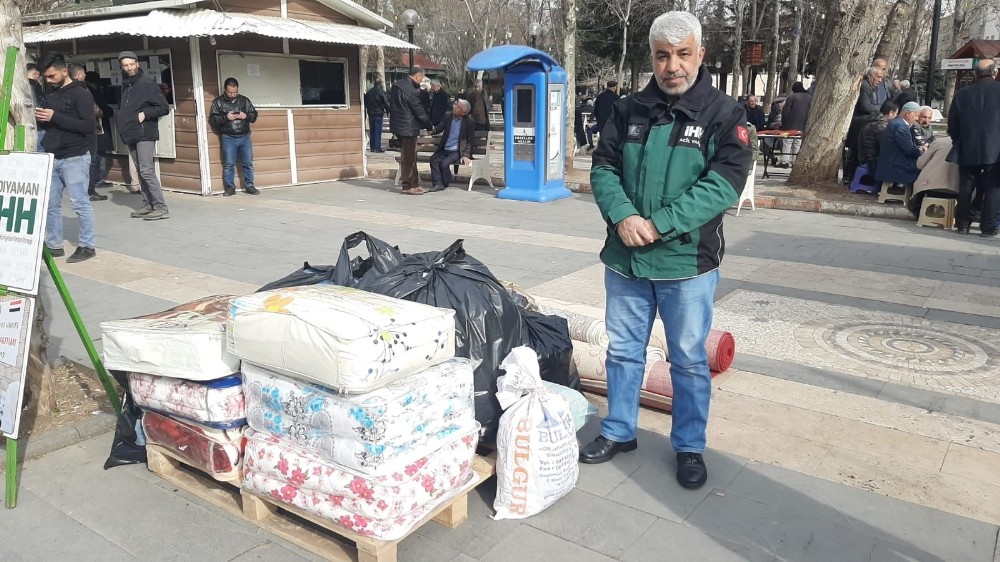 Vatandaşlar depremzedeler için yardımlarda bulunuyor 