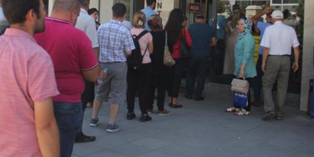 Vatandaşlar döviz bürolarına akın etti!