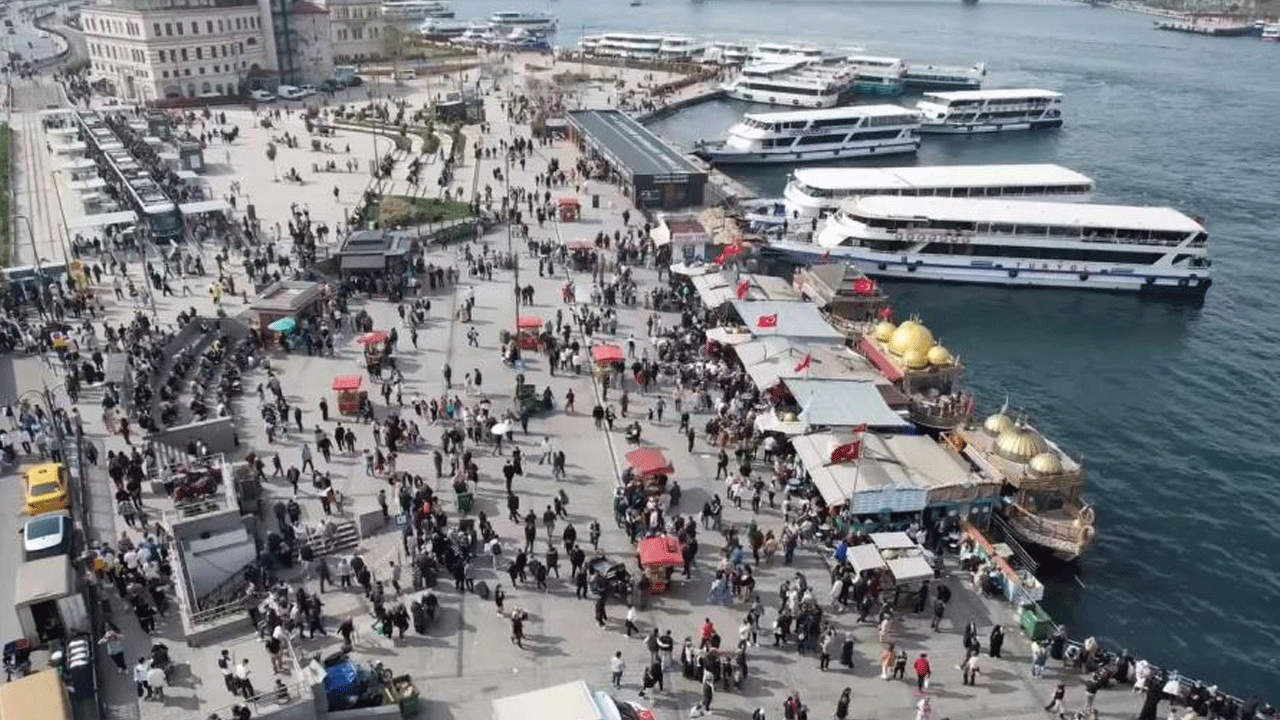 Vatandaşlar Eminönü’ne akın etti