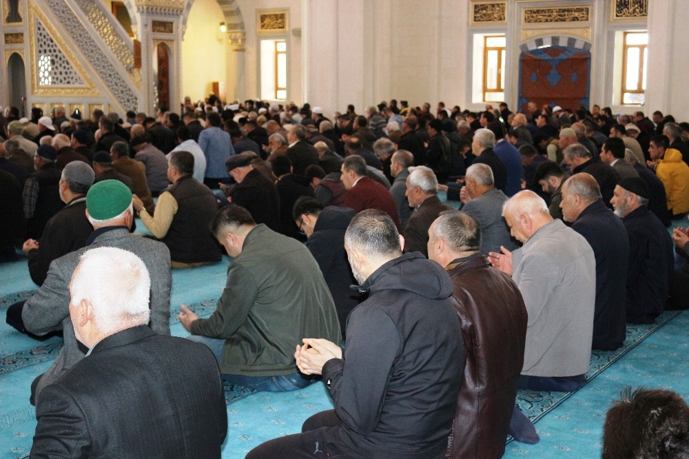 Vatandaşlar evde namaz kılmayı değil, camileri tercih etti 