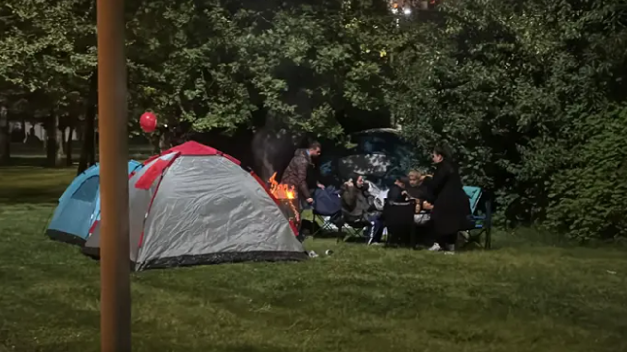 Vatandaşlar evlerine girmeye çekiniyor: Parklara çadırlar kuruldu!