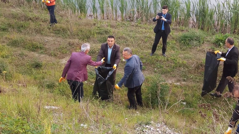 Vatandaşlar Filyos Irmağı’ndan 2 ton çöp topladı 