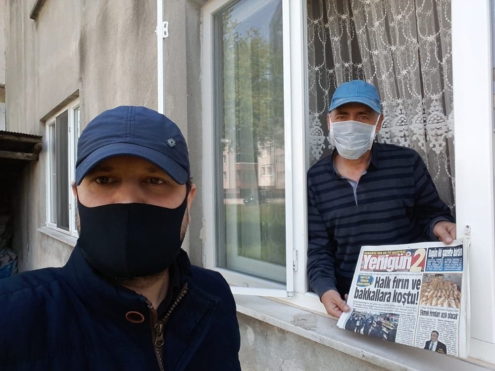 Vatandaşlar gazeteleri evlerinde okudu 