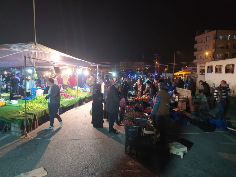 Vatandaşlar gece yarısı pazara akın etti 