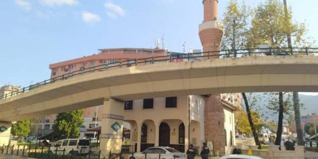 Vatandaşlar gözlerine inanamıyor! Bu caminin yolu yok