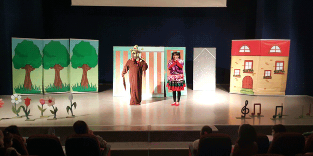 Vatandaşlar hafta sonu tiyatro ile eğleniyor