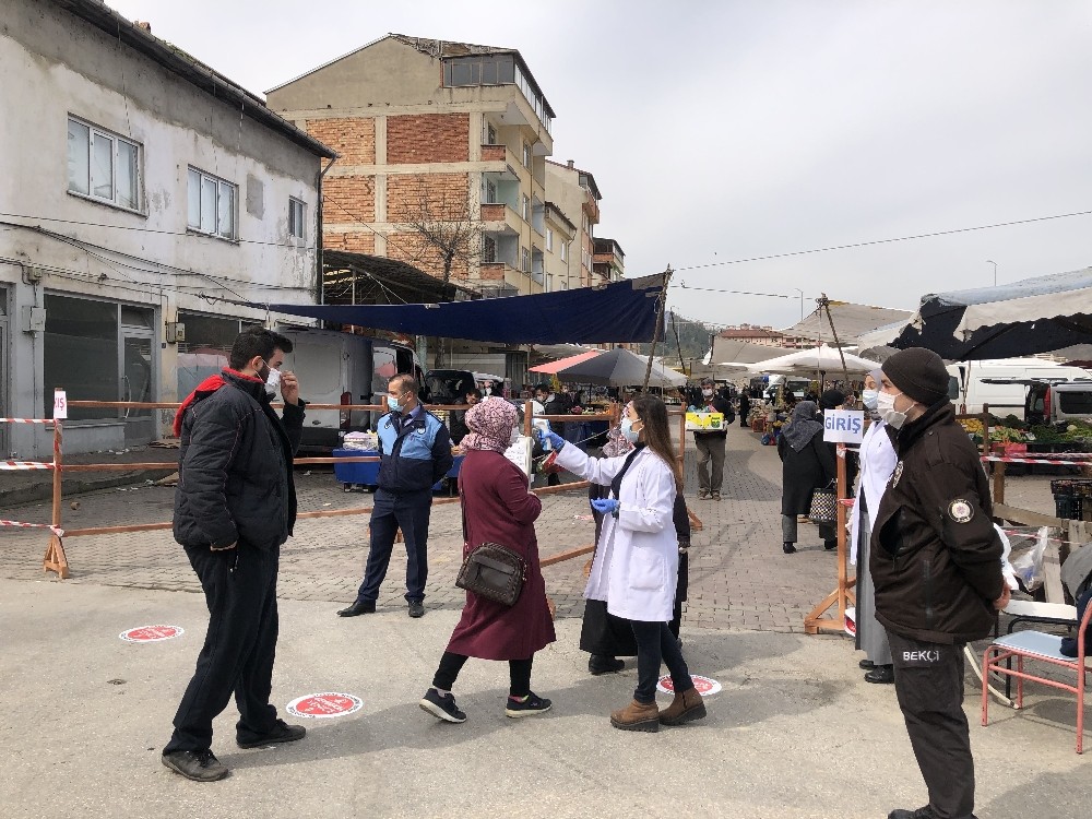 Vatandaşlar halk pazarına ateşleri ölçüldükten sonra alındı 