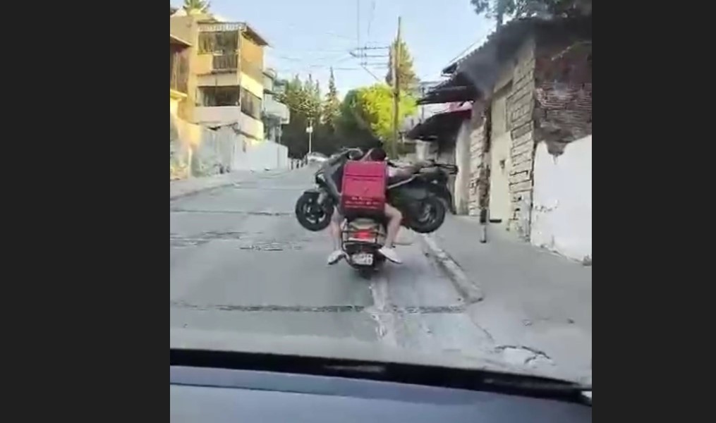 Vatandaşlar hayret etti! Motosiklet üstünde motosiklet taşıdılar