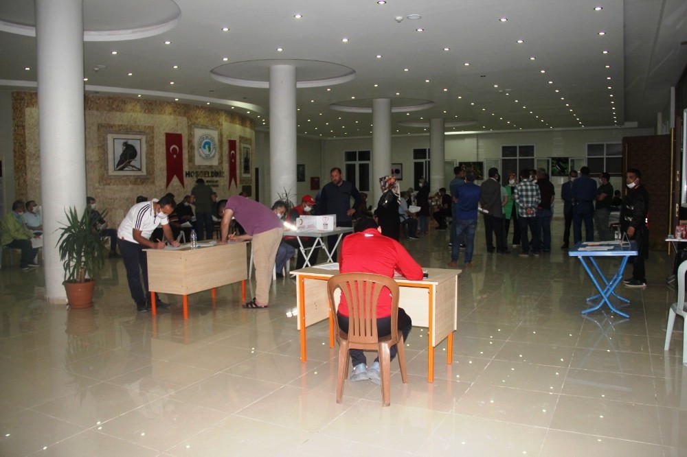Vatandaşlar kan bağışı için sıraya girdi 