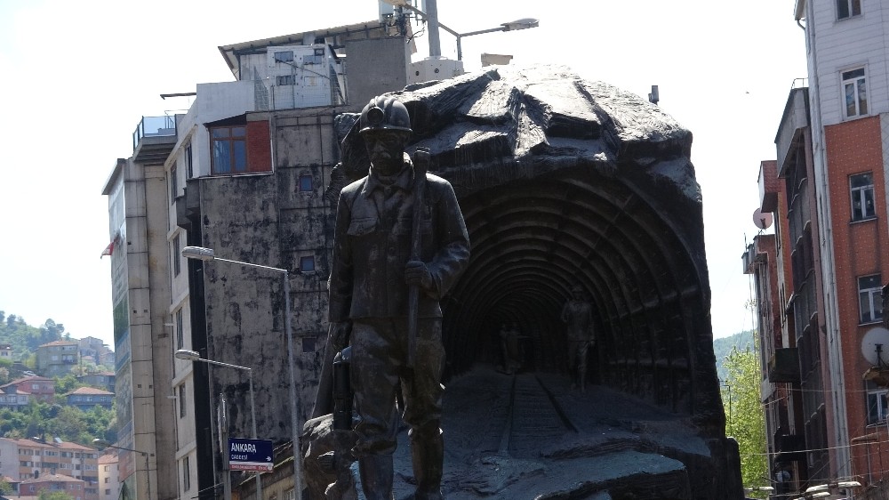 Vatandaşlar kısıtlamaya uydu, şehir boş kaldı 