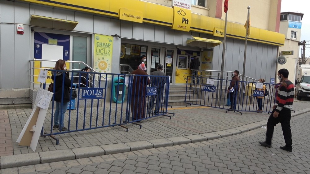 Vatandaşlar kuyruklardan sosyal mesafeyi koruyarak 