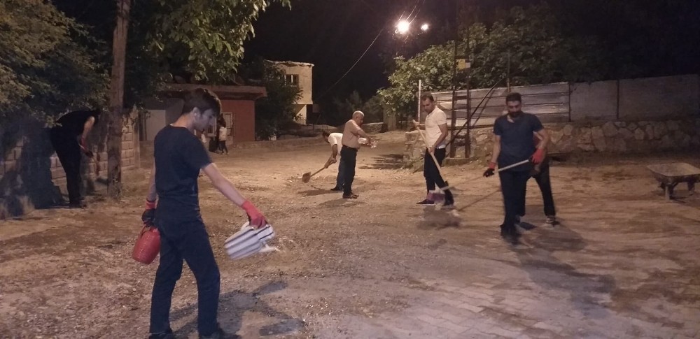 Vatandaşlar mahallelerini temizledi 