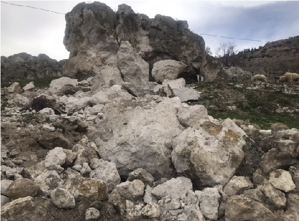 Vatandaşlar panik halinde! Fay hattının başladığı dağdan kayalar koptu