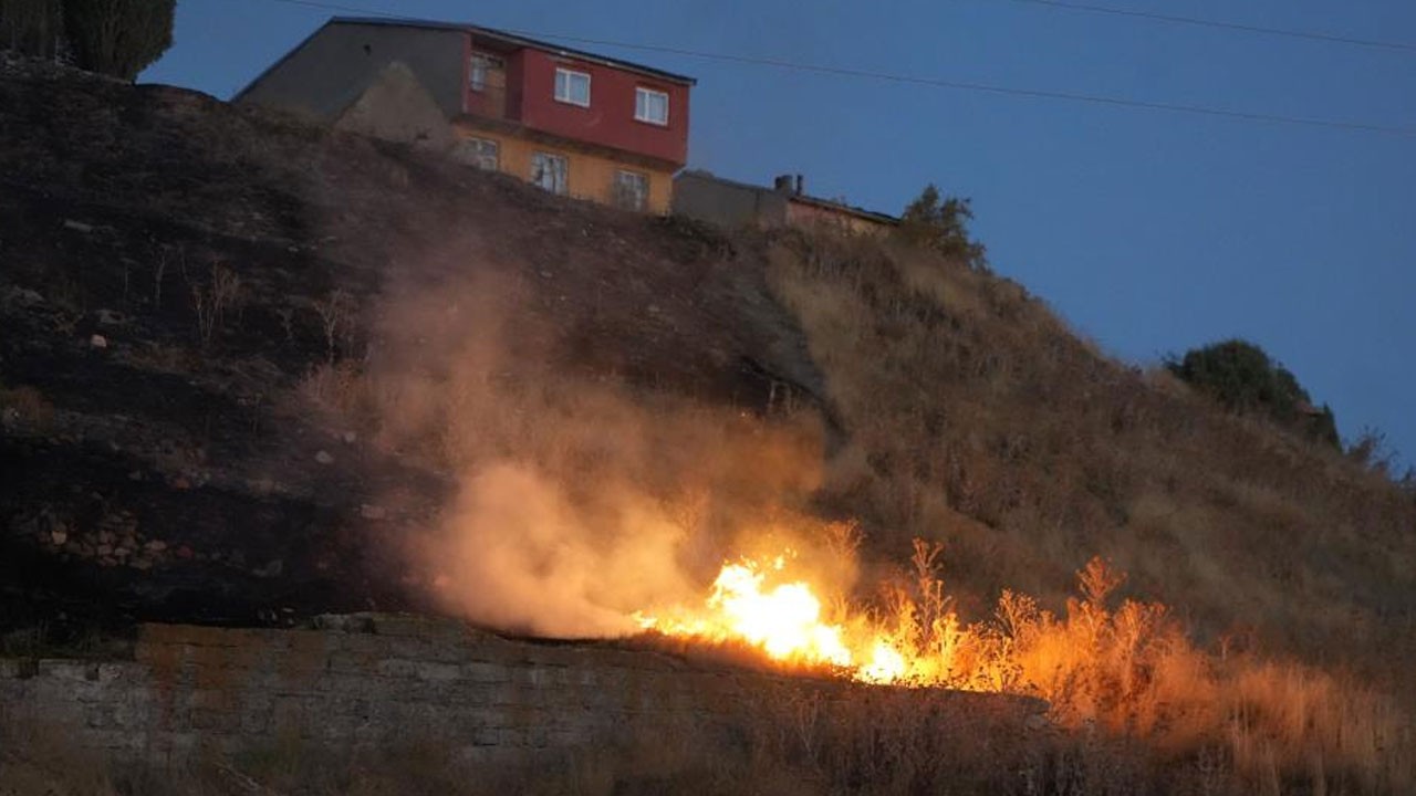 Vatandaşlar panikledi! Havai fişek yangına sebep oldu
