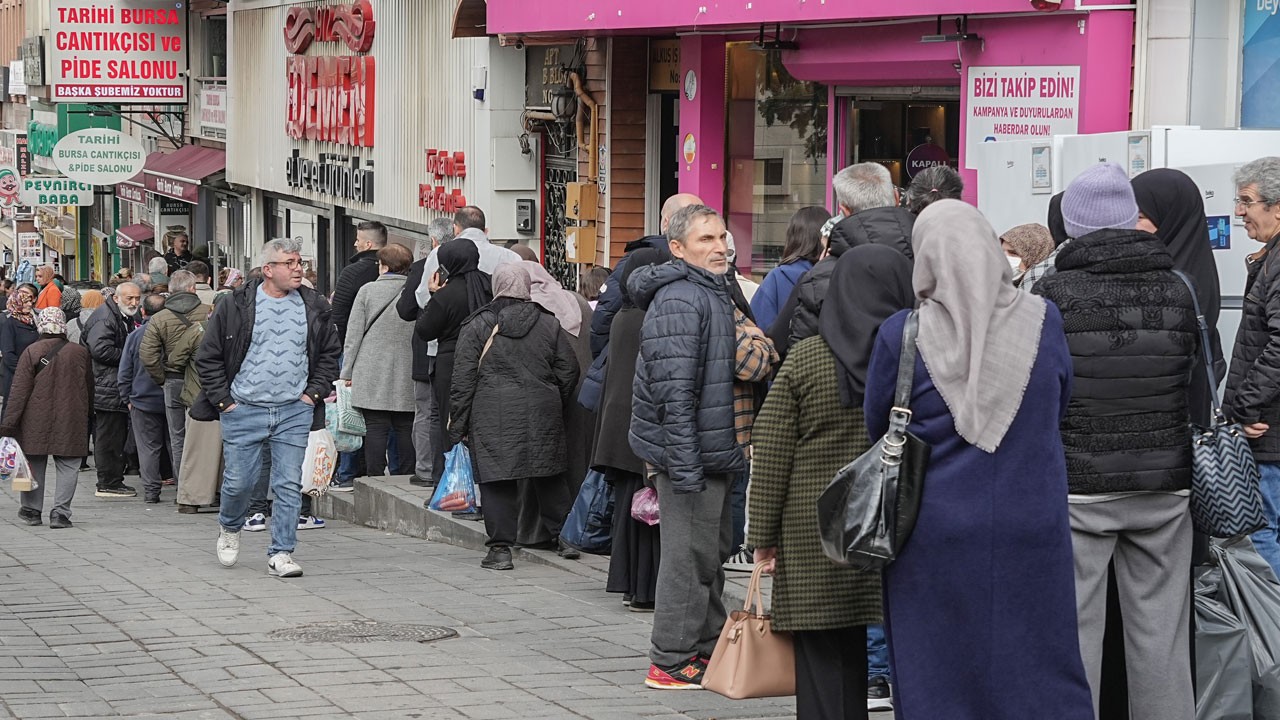 Vatandaşlar saatlerce bekledi! Ramazan için et kuyruğu