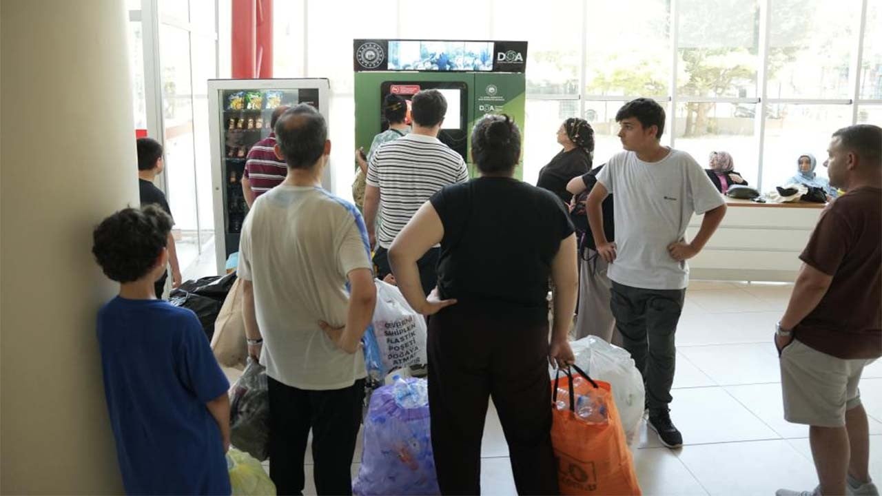 Vatandaşlar ‘sıfır atık’ makinelerini sevdi, kuyruğa girdi