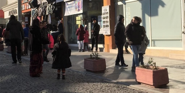 Vatandaşlar tepkili... Para dilenerek yol boyunca takip ediyorlar