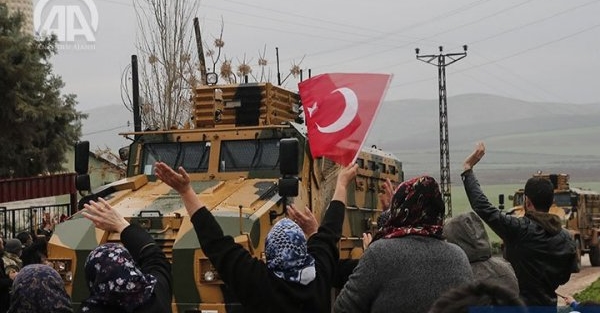 Vatandaşlar Türk bayrağıyla Mehmetçiği selamladı