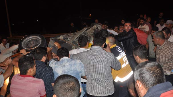 Vatandaşlar, yaralı sürücüyü aracı kaldırarak kurtardı