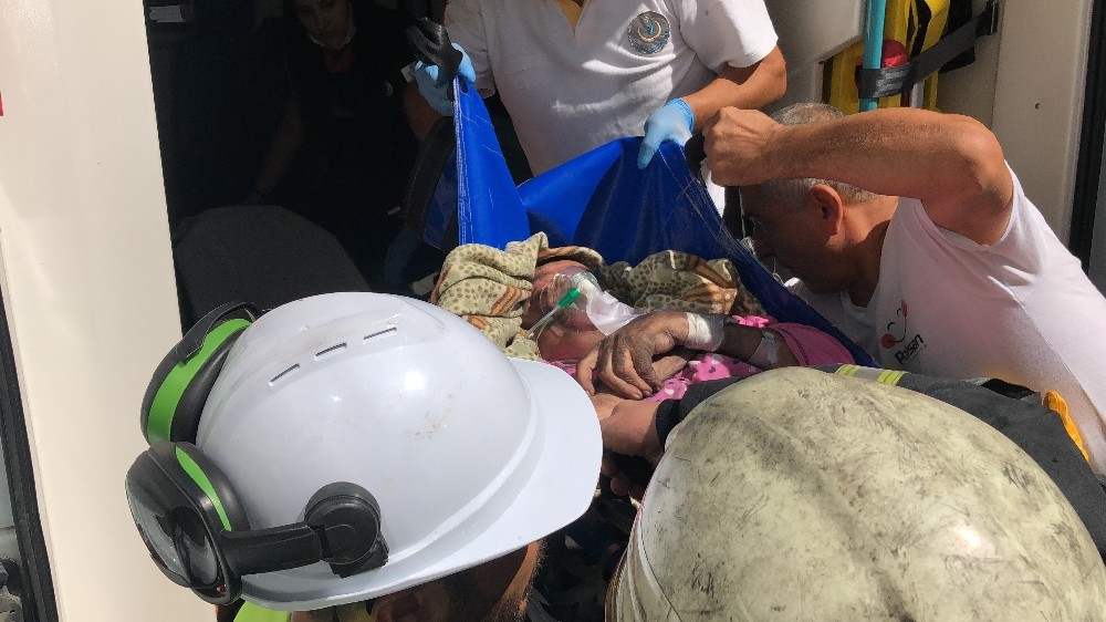 Vatandaşlar yatalak hastayı kurtarmak için alevlerin arasına daldı 