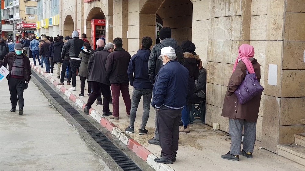 Vatandaşlar yoğunluk oluşturdu, bekçiler ‘sosyal mesafe’ uyarısı yaptı 